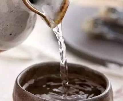 科學(xué)飲用白酒，有益身體健康